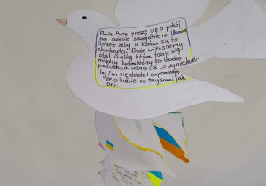 Na zdjęciu widać papierowego gołębia zawieszonego pod sufitem, na gołębiu znajduje się napisana modlitwa.